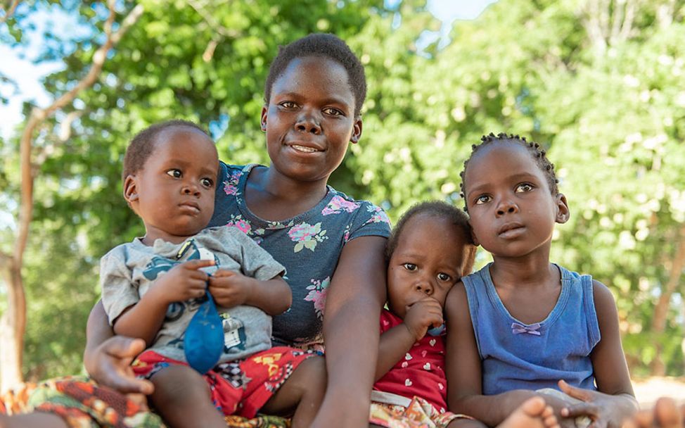 Malawi: Eine Mutter ist glücklich, dass ihre drei Kinder alle wieder gesund sind.