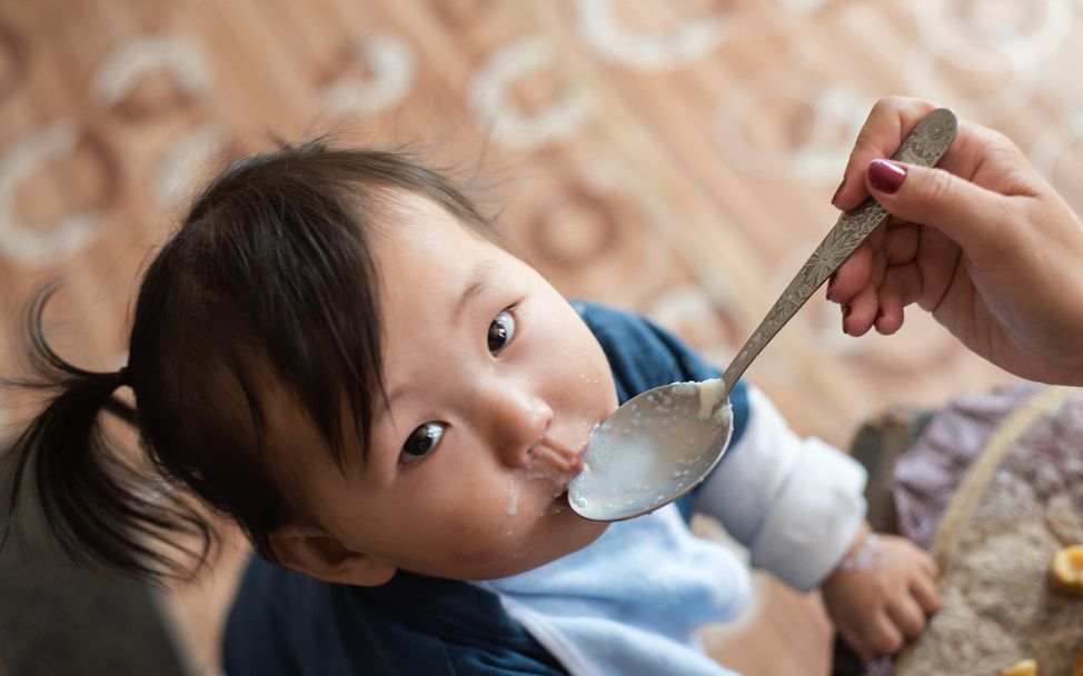 Testament spenden: Mädchen in der Mongolei erhält therapeutische Zusatznahrung