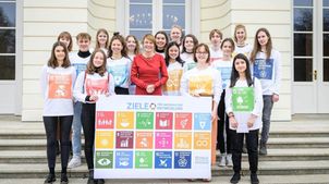 Nachhaltige Entwicklungsziele: Elke Büdenbender mit Jugendlichen.