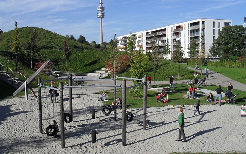 München: Ein integrativer Spielplatz in einer Wohngegend am Ackermannbogen.