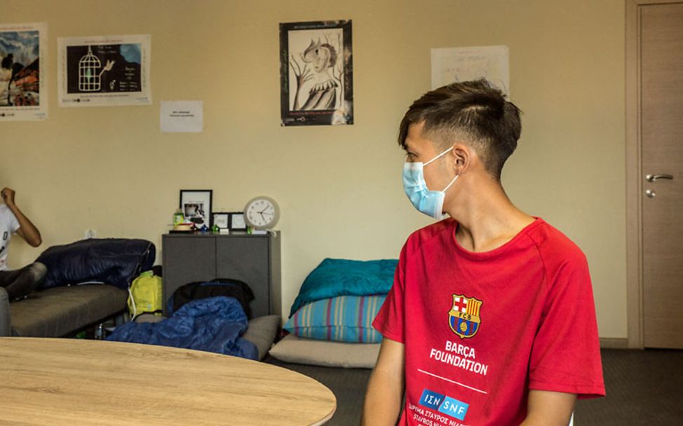 Der aus Afghanistan geflüchtete Junge Asadi sitzt in einem Zimmer der Notunterkunft.