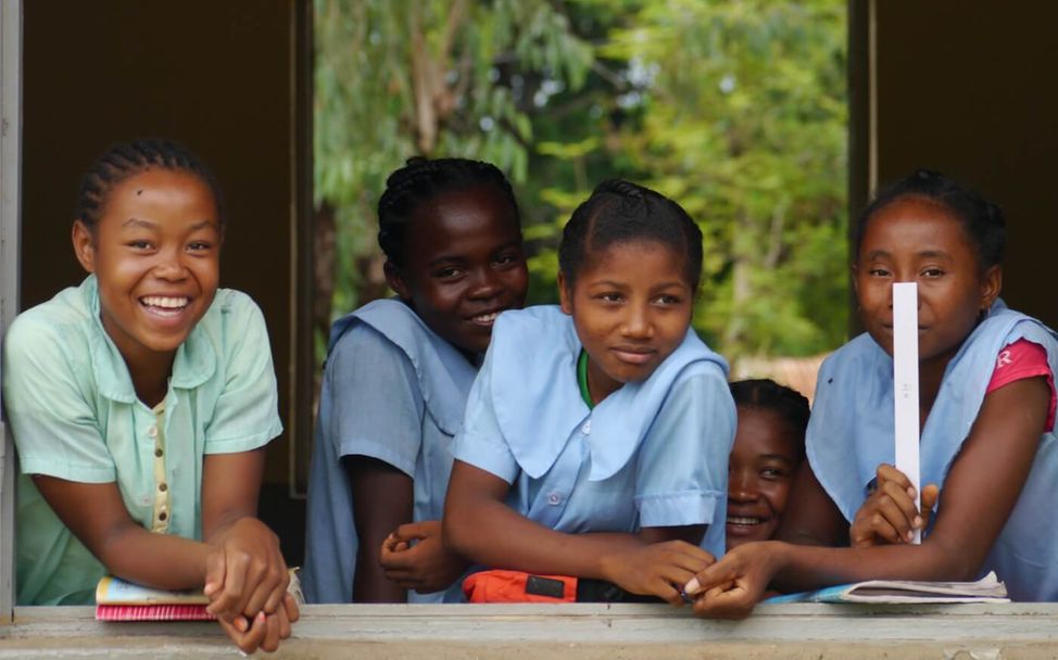 Madagaskar Let Us Learn: Schulkinder schauen aus einem Fenster. 