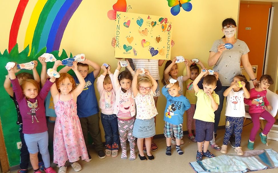 Kindergartenkinder in Sulzbach zeigen ihre Glückssteine zu den Kinderrechten