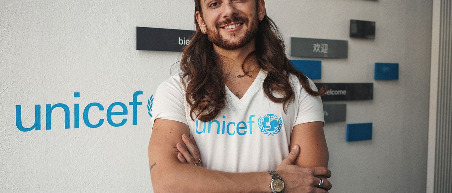 Riccardo Simonetti vor der UNICEF Geschäftsstelle