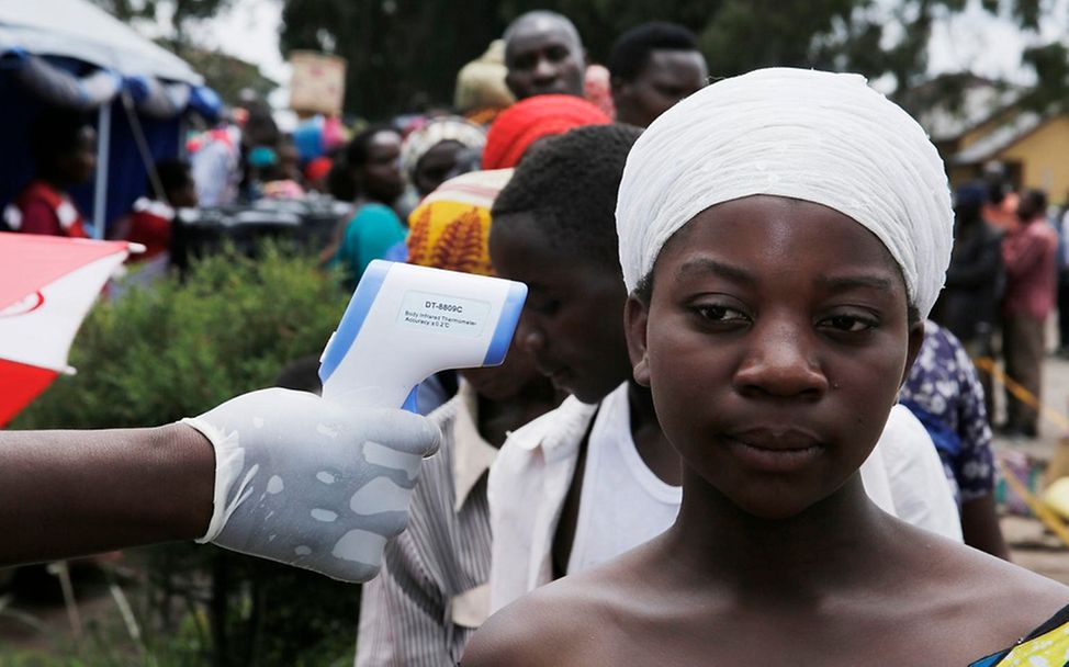 Ebola in Uganda: Bei einem Mädchen wird die Temperatur gemessen.
