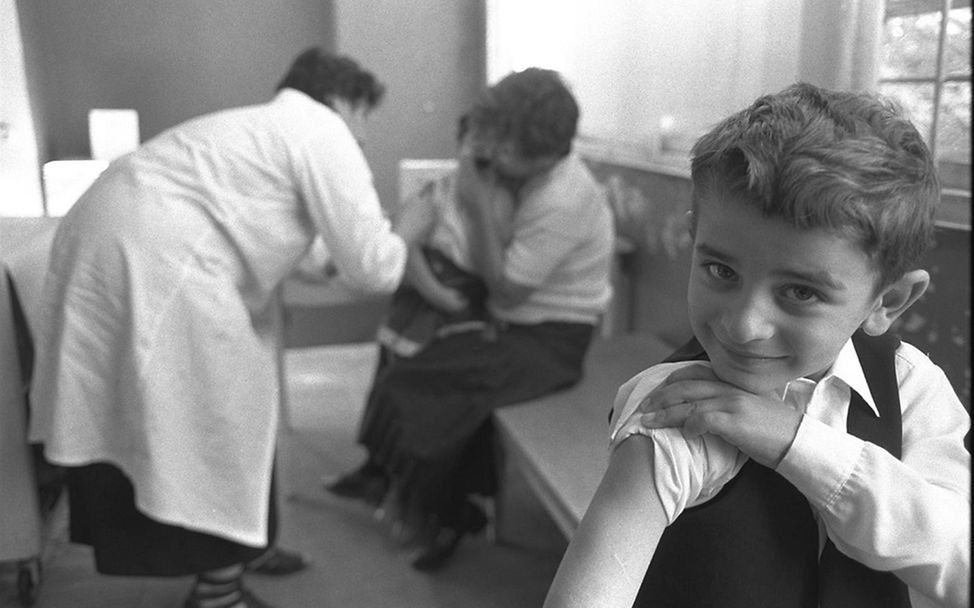 Georgien, 1997: Ein Junge zeigt stolz seine geimpfte Stelle am Arm.
