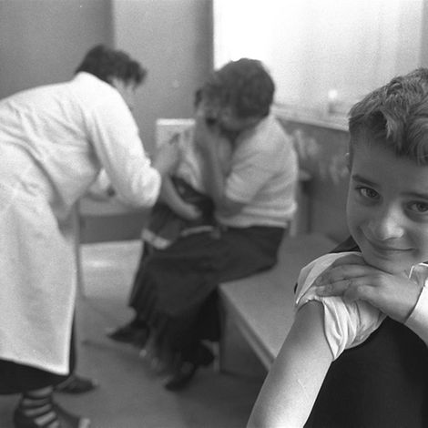Georgien, 1997: Ein Junge zeigt stolz seine geimpfte Stelle am Arm.