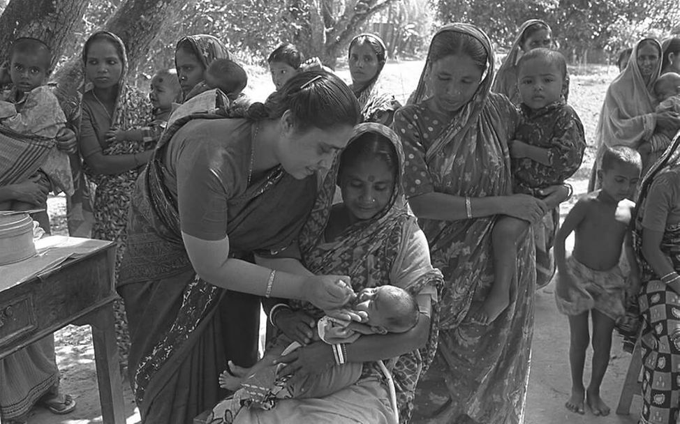 Impfkampagne Bangladesch: Ein Baby erhält die Schluckimpfung gegen Kinderlähmung.