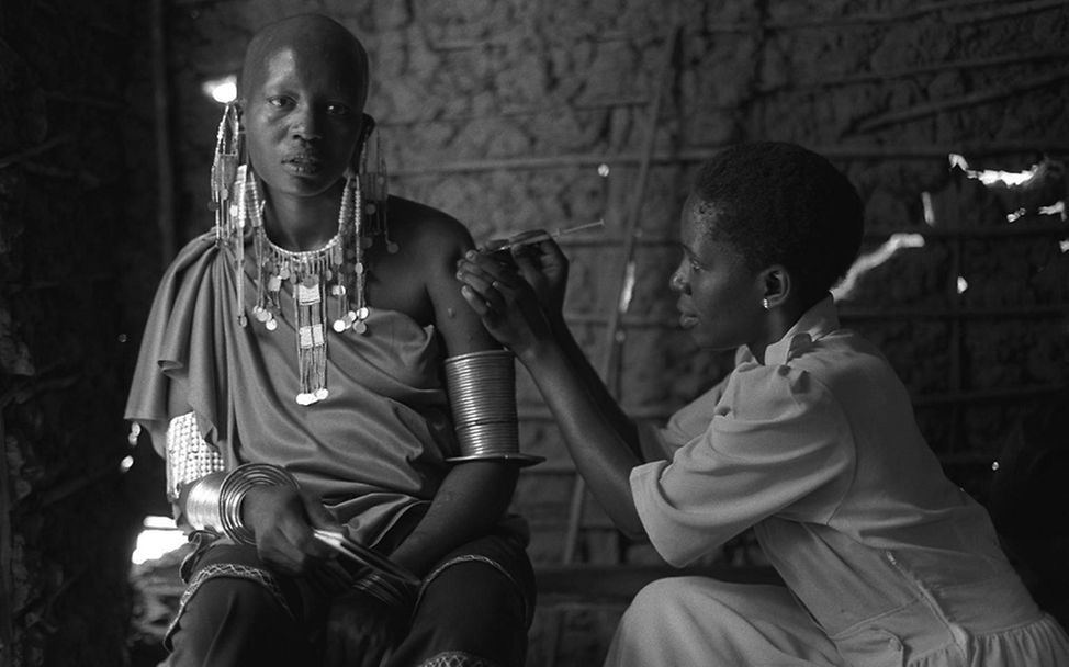 Impfkampagne Tansania: Eine werdende Mutter erhält eine Tetanus-Impfung.