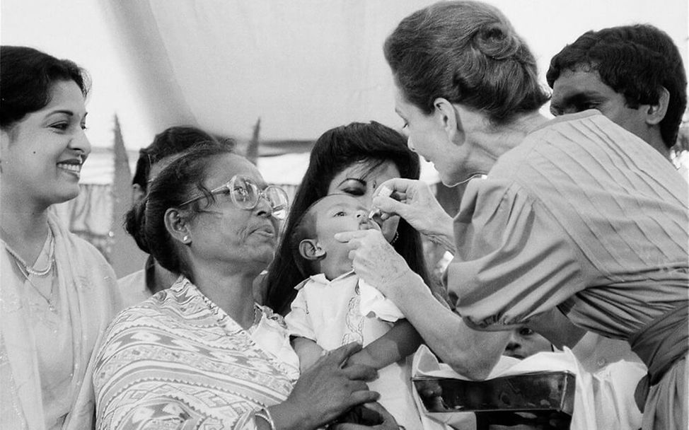 Bangladesch, 1989: UNICEF-Botschafterin Audrey Hepburn impft ein Kind gegen Polio.