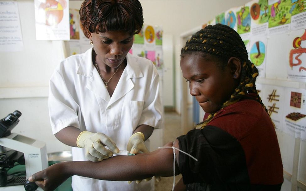 HIV in Kongo: Eine Frau lässt sich in einem Gesundheitszentrum auf HIV testen. 