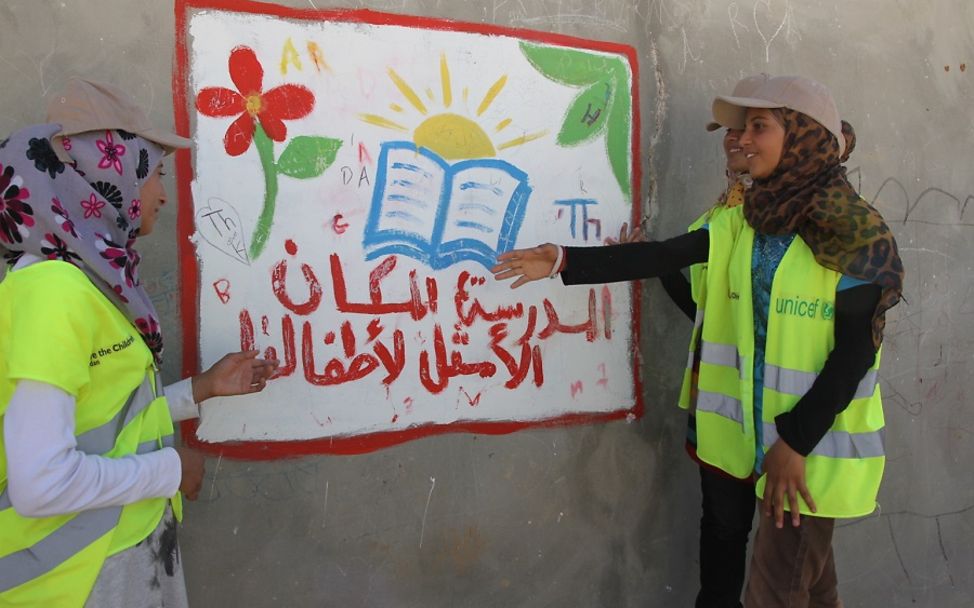 Föüchtlingscamp Zaatari: Muzoon zeigt auf ein Plakat.