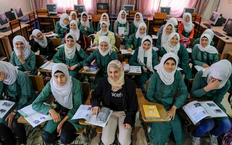 Jordanien: Muzoon besucht eine Schulklasse.