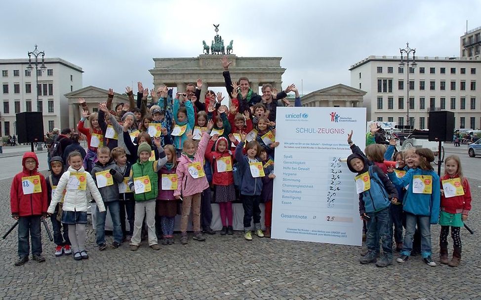 Große Freude über das erste "Schul-Zeugnis" vor dem Brandenburger Tor © DKW e.V./Lüders