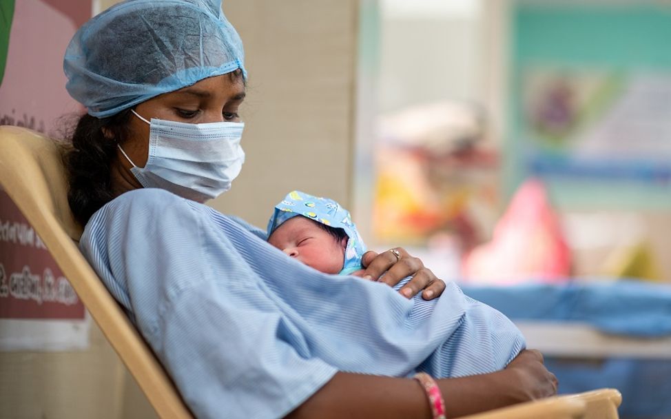 Totgeburten verhindern: Neugeborenes aus Indien liegt Haut an Haut auf der Brust der Mutter.