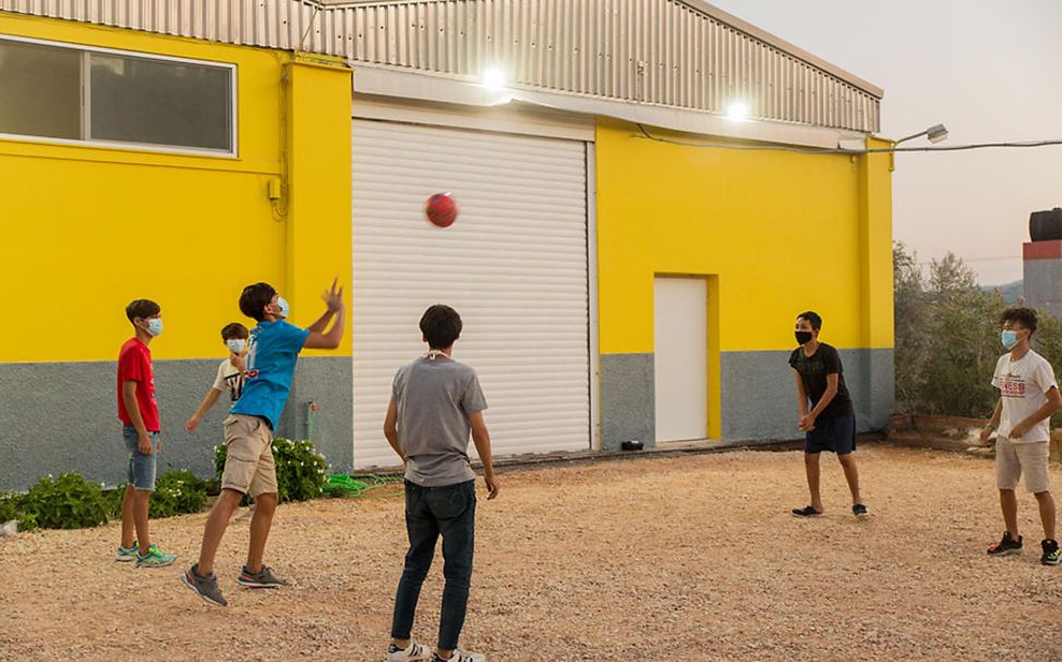 Lesbos: Unbegleitete Jugendliche spielen zusammen Volleyball.