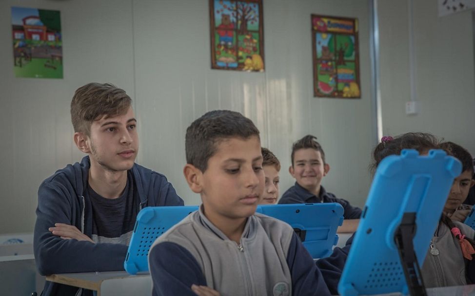 Irak: Tablets ermöglichen den Zugriff auf online Lernmaterialien.