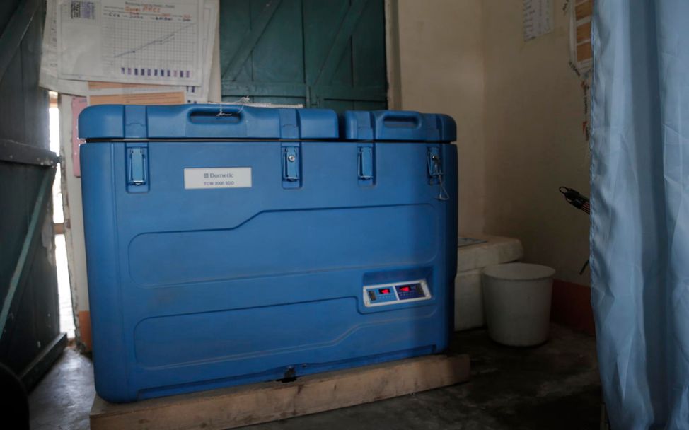 UNICEF: Ein solarbetriebener Kühlschrank im Südsudan