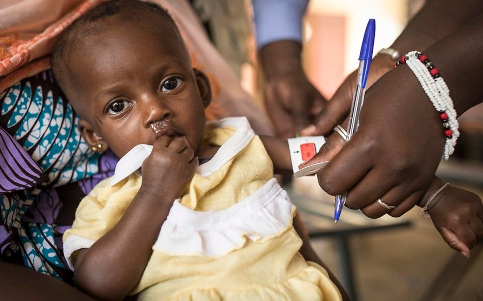 Sahelzone: Medizinisches Personal misst den Armumfang des kleinen Kindes.