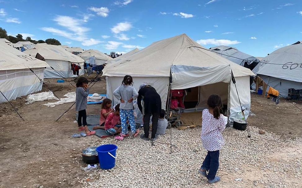 Kara Tepe: Eine Familie vor ihrem Zelt im neuen Lager.