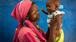 Mali: Aissata auf dem Arm ihrer Mutter