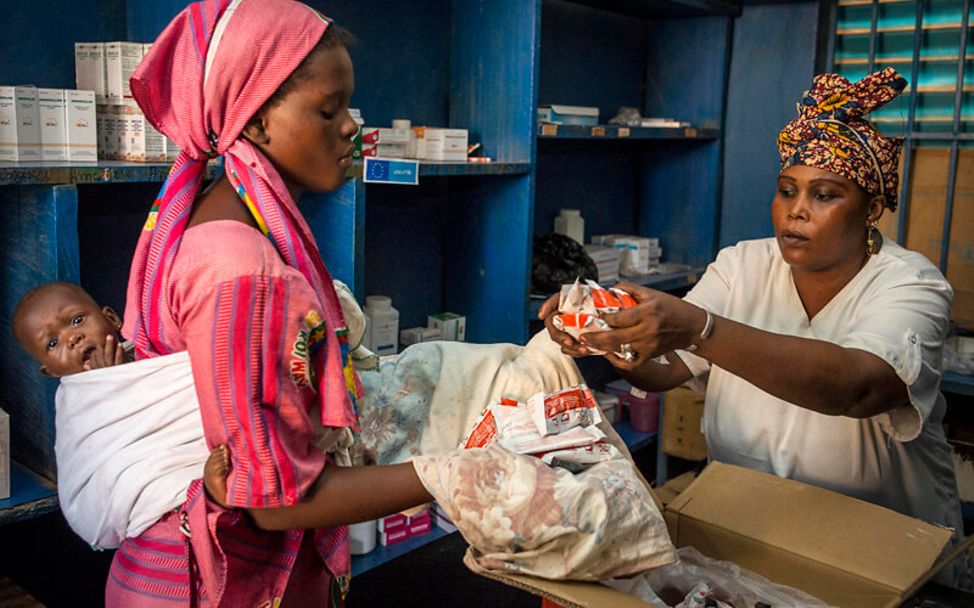 Mali: Aissatas Mutter bekommt eine Ration Erdnusspaste für zuhause