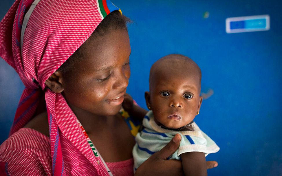 Mangelernährung in Mali: Aissata mit ihrer Mutter