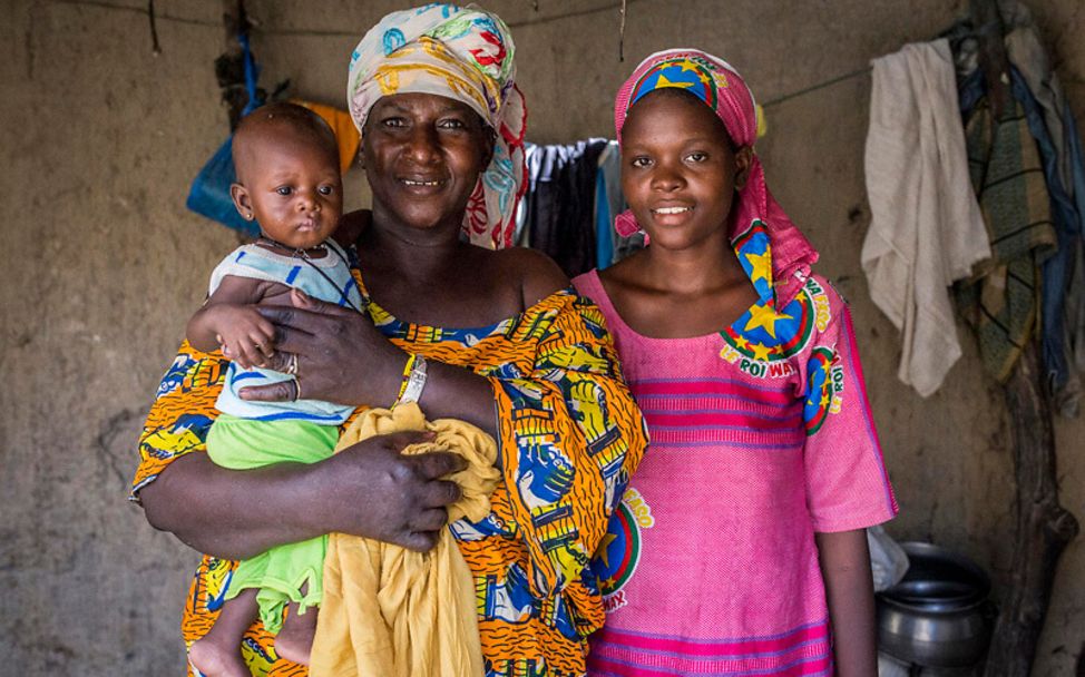 Mali: Aissata mit ihrer Mutter und Großmutter
