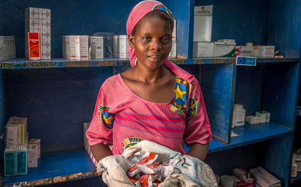 Mali: Aissatas Mutter zeigt die Päckchen mit Erdnusspaste