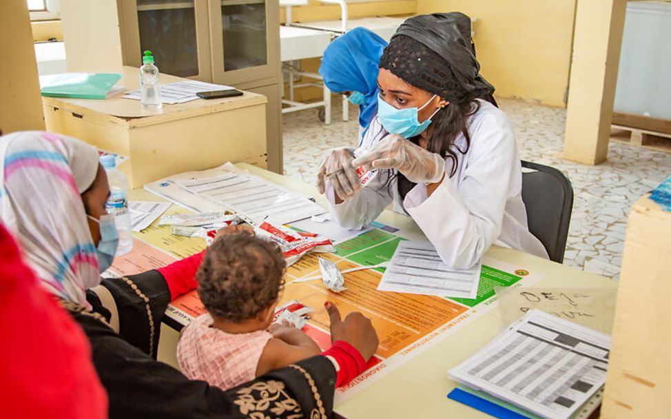 Mauretanien: Im Ernährungszentrum tragen alle Maske zum Schutz vor Corona