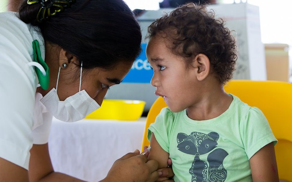 Masern: Kind in Samoa erhält Schutzimpfung gegen Masern.