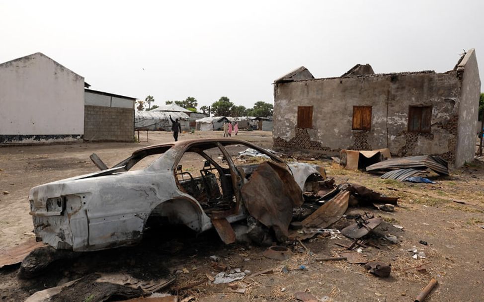 Südsudan: Vom Konflikt beschädigte Häuser und ein zerstörtes Auto