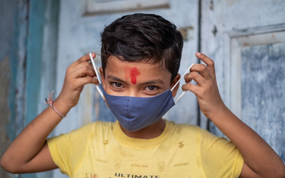 Covid-19: Junge aus Indien zeigt, wie man die Schutzmaske richtig aufsetzt