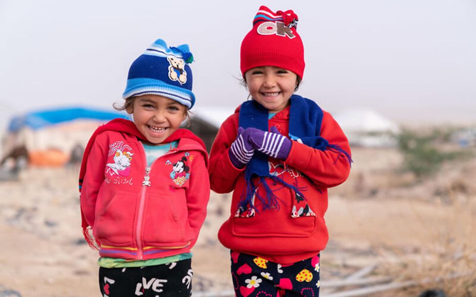 Syrien: Zwei Mädchen in warmer Winterkleidung