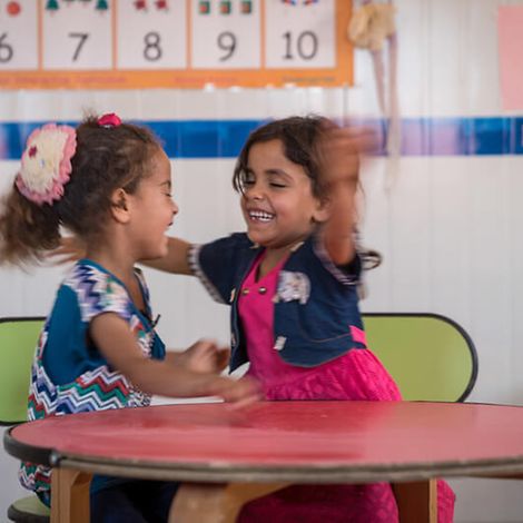 Jordanien: Die Kusinen Rimas und Maram umarmen sich im Kindergarten