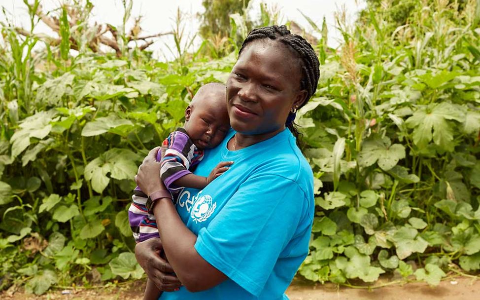 Akot auf dem Arm einer UNICEF-Helferin.
