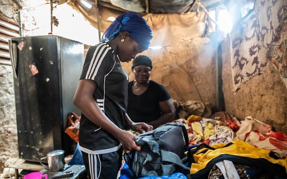Niger: Pascaline packt zuhause ihre Sportsachen ein.