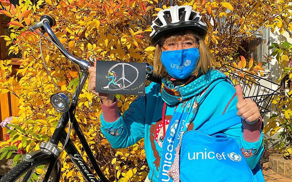 UNICEF-Grußkarten in Corona-Zeiten: Die AG Karlsruhe liefert die Karten per Fahrrad aus