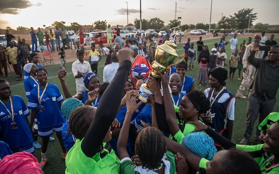 Niger: Pascalines Team hat das Mädchen-Fußballturnier von UNICEF gewonnen.