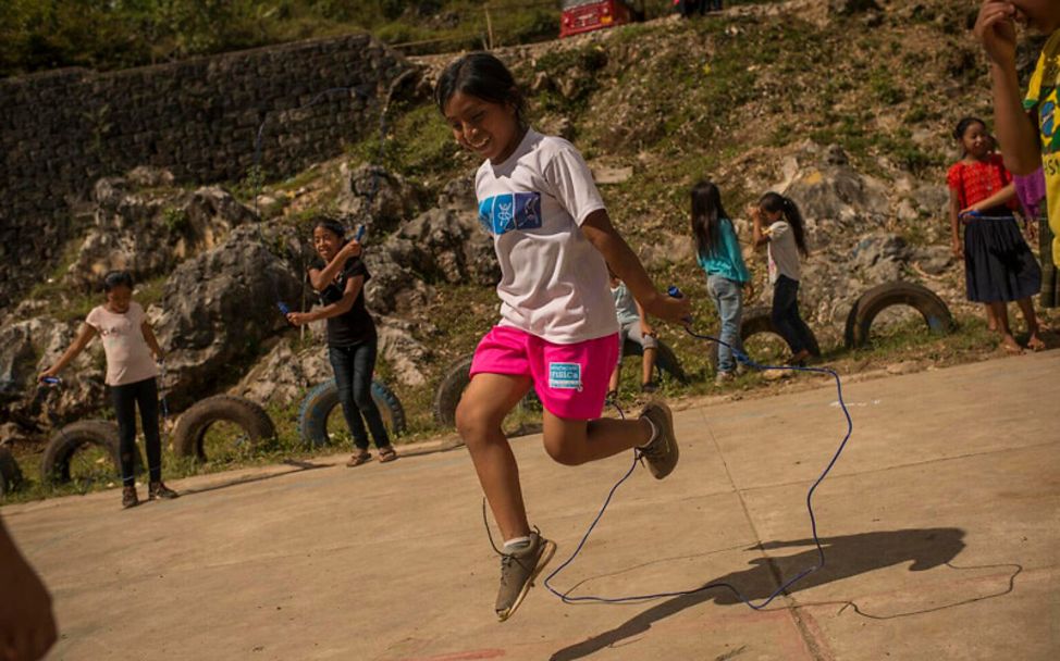 Guatemala: Nach Hurrikan Iota und Eta spielt Juana in einem kinderfreundlichen Zentrum von UNICEF