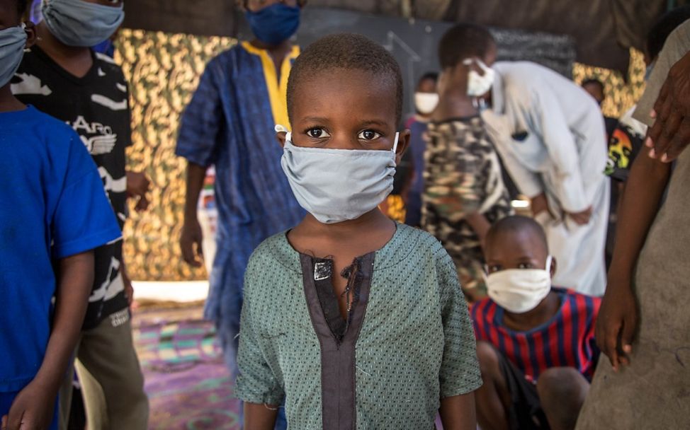 Mauretanien 2020: Junge trägt Maske zum Schutz vor Corona.