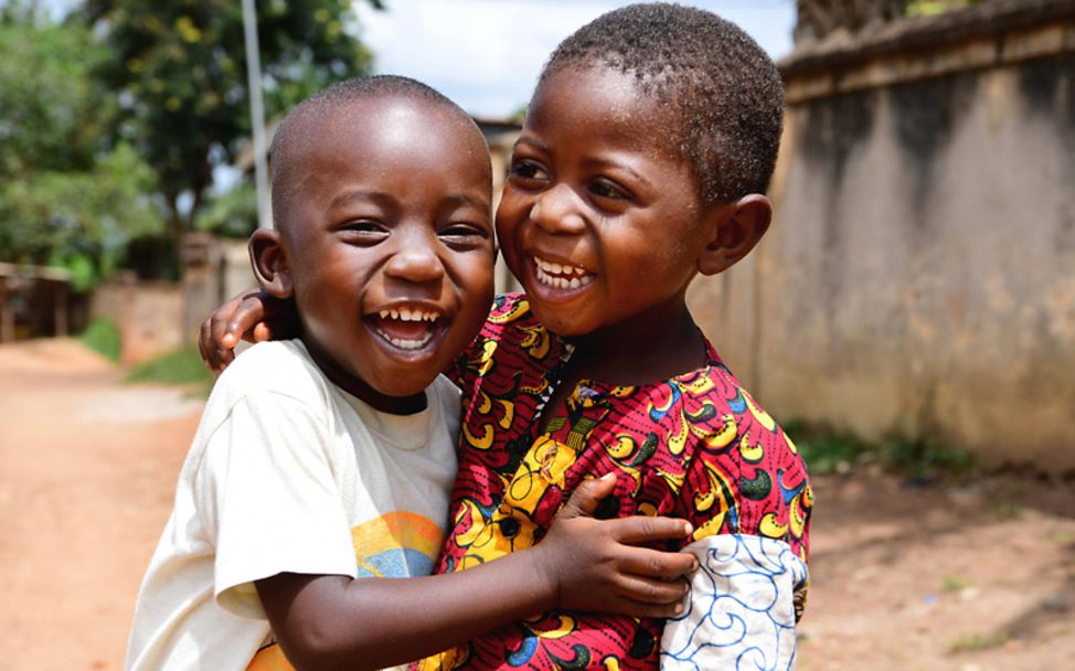 Elfenbeinküste: Zwei Freunde umarmen sich