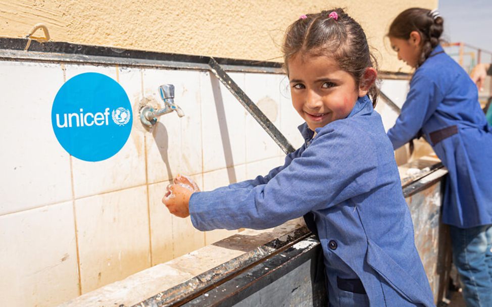 Jordanien: Mädchen waschen sich die Hände an einer von UNICEF errichteten Station