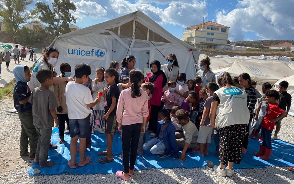 Lesbos in Griechenland: Kinder vor einem UNICEF-Zelt im Camp Kara Tepe