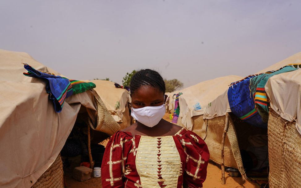 Niger: Ein Mädchen steht vor einem Zelt. Es ist aus Burkina Faso geflohen