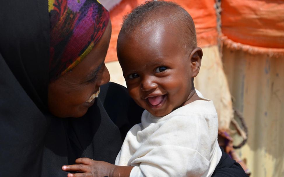Mangelernährung in Somalia: Baby Aziz lacht wieder