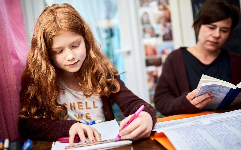 Homeschooling: Mädchen lernt zuhause mit ihrer Mutter