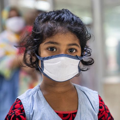 Bangladesch: Ein Mädchen mit Mund-Nasen-Schutz