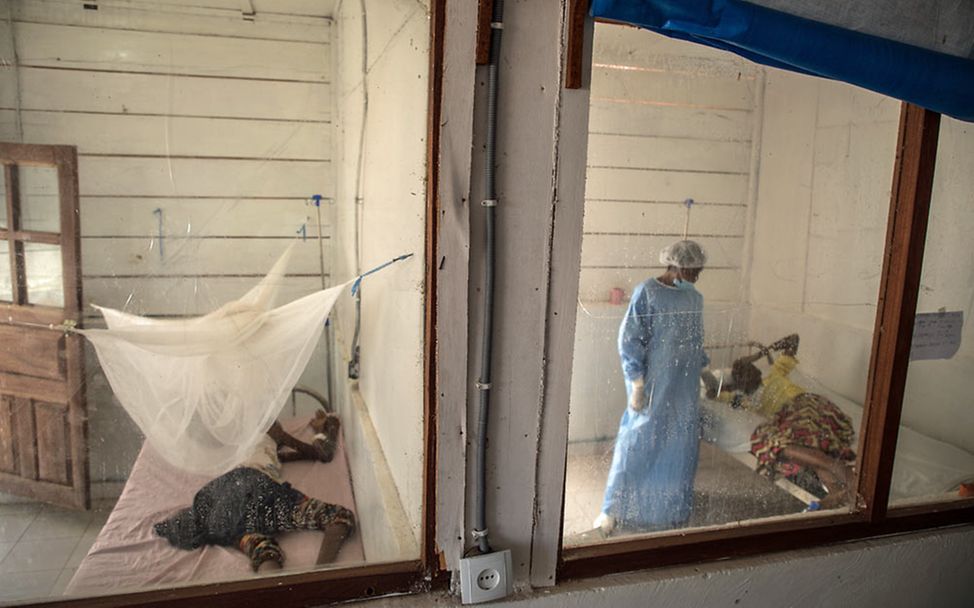 Ebola Kongo: Eine medizinische Helferin in Schutzkleidung kümmert sich um eine Ebola-Patientin.