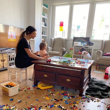 Homeschooling Tipps: Eine Mutter mit ihren Kindern im Kinderzimmer, das gleichzeitig Büro ist